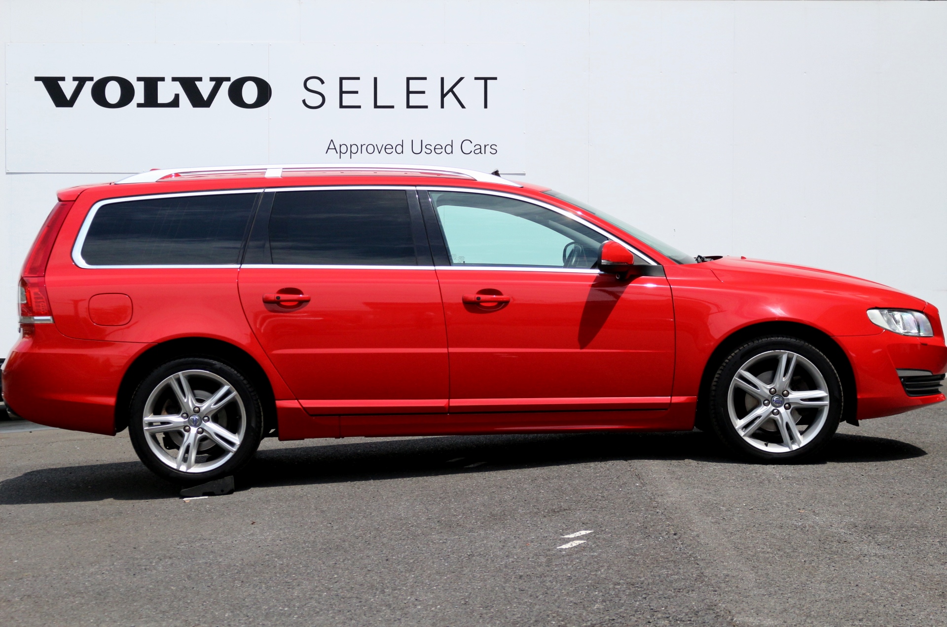 新品未使用品☆VOLVO V70レッド☆ディーラー純正モデルカー送料